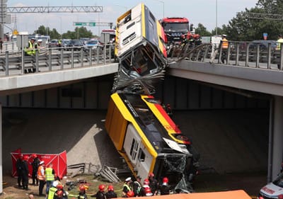Autocarro cai de viaduto e faz um morto na Polónia - TVI