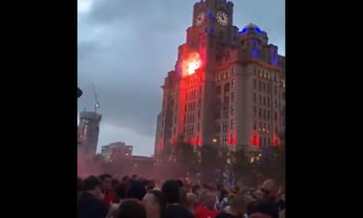 VÍDEO: adeptos do Liverpool quase pegam fogo a edifício iluminado com as cores do rival - TVI