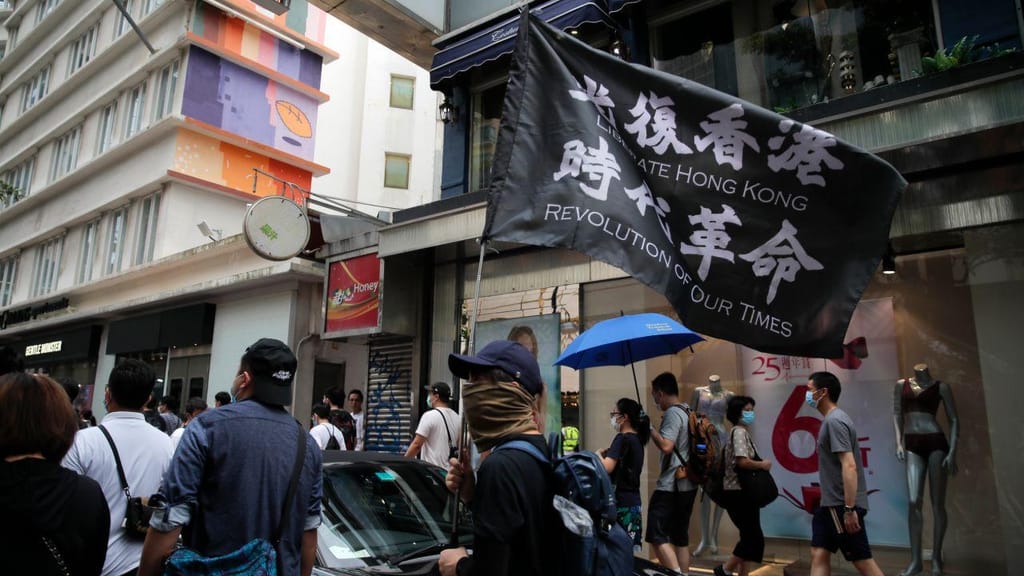 Aprovação da nova lei de segurança leva milhares a protestar nas ruas de Hong Kong