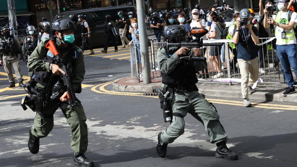 Aprovação da nova lei de segurança leva milhares a protestar nas ruas de Hong Kong