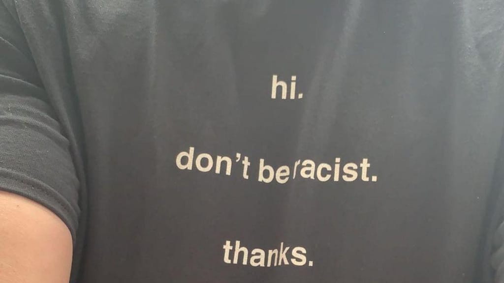 T-shirt anti-racista foi criticada por cliente