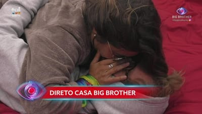Sozinhos no quarto, Diogo e Ana Catharina trocam beijos - Big Brother