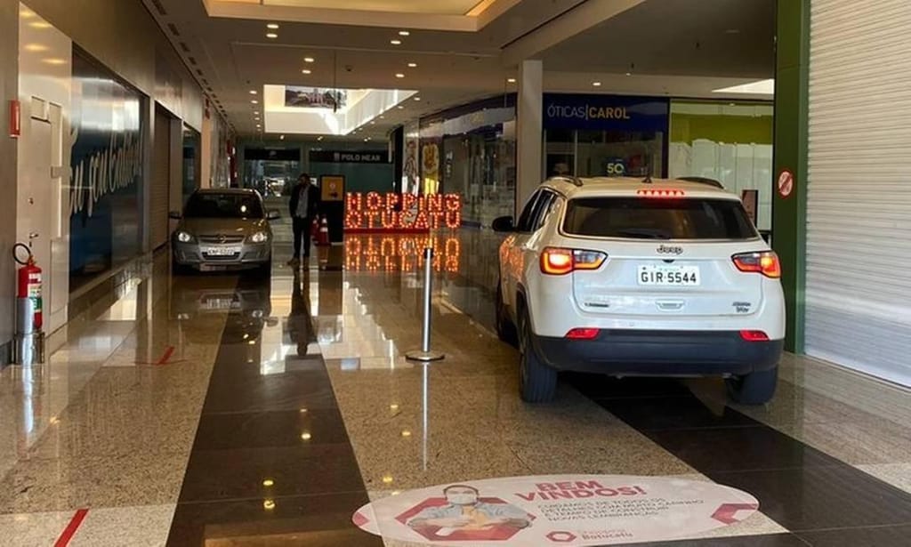 Centro Comercial em São Paulo deixa carros entrar para ir às compras