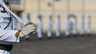 Privação de sono, pontapés e cuspidelas. Mãe de cadete relata abusos na Escola Naval - TVI