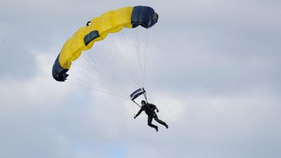 Paraquedista ferido com gravidade em Portimão em choque com cabos de média tensão - TVI