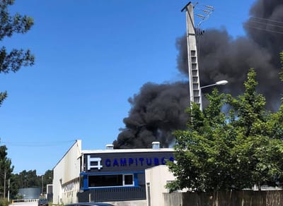 Camiões incendeiam-se e fogo alastra a fábrica em Famalicão - TVI