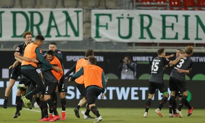 VÍDEO: Werder Bremen fica na Bundesliga após final de jogo de loucos - TVI