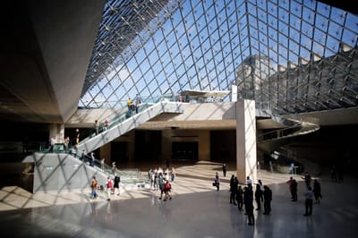 Historiadora Laurence des Cars vai ser a primeira mulher a dirigir o Museu do Louvre - TVI