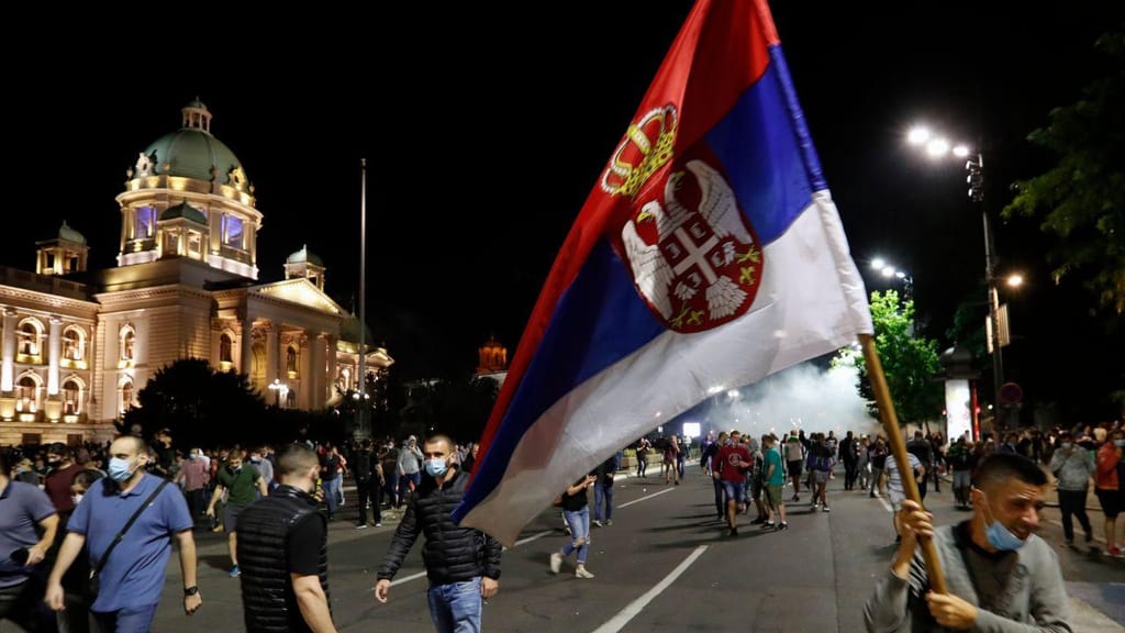 Anúncio de novo confinamento origina confrontos entre manifestantes e polícia na Sérvia