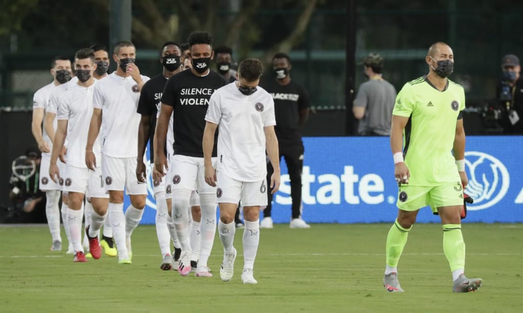 Cerimónia contra o racismo da MLS antes do Orlando City-Inter Miami (AP Photo/John Raoux)