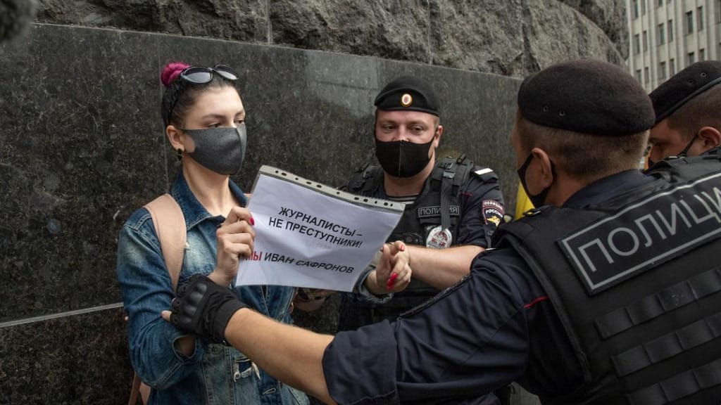 Jornalista russa Maria Sherstyukova protesta em Moscovo