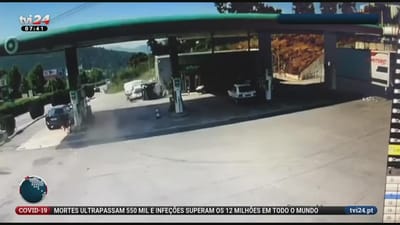 Carro despistou-se em posto de combustível e capotou em Braga - TVI