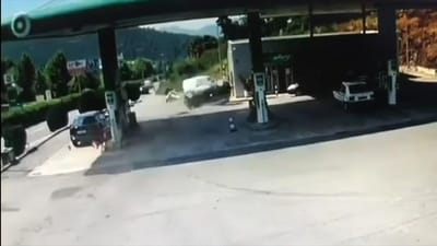 VÍDEO: imagens impressionantes de despiste em posto de combustível - TVI