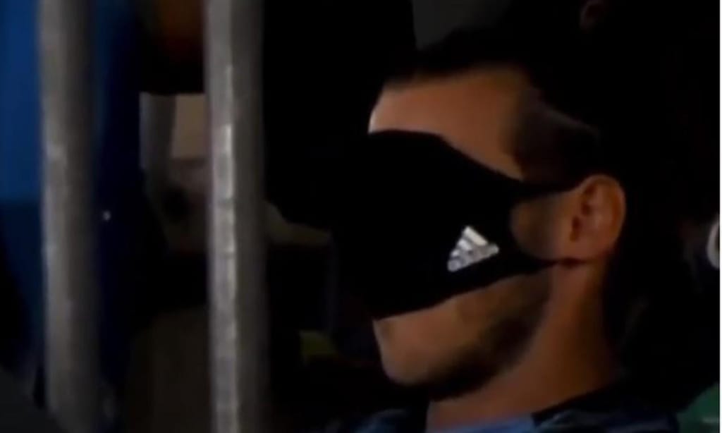 Gareth Bale tapa os olhos com a máscara (youtube)
