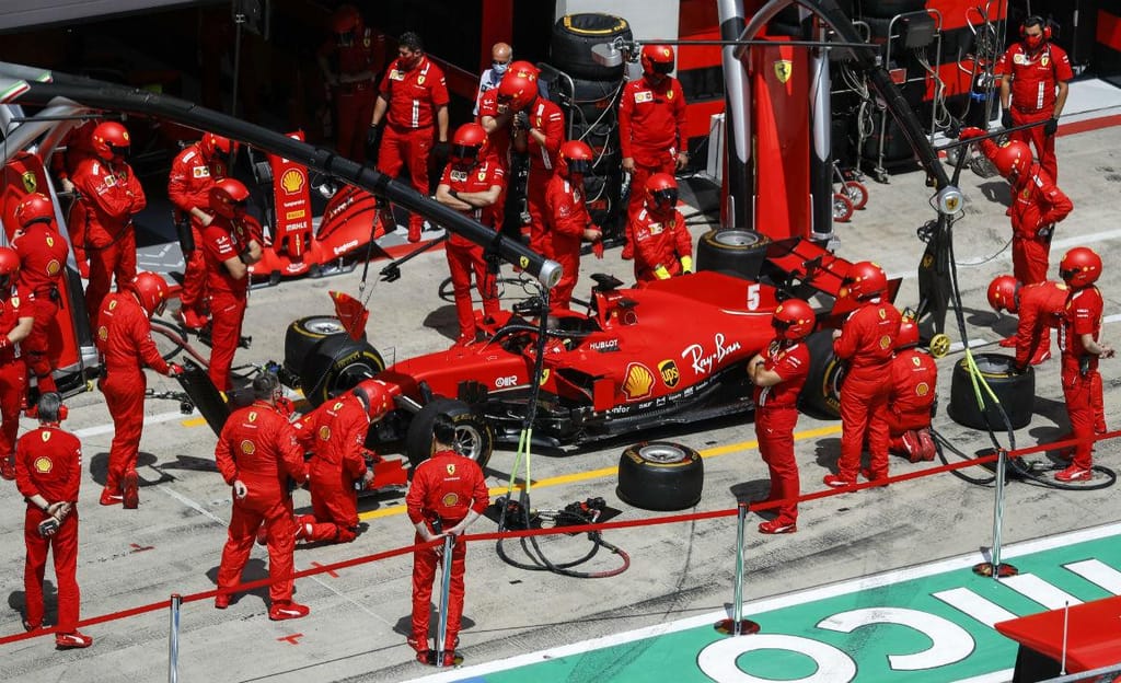 Sebastian Vettel na box da Ferrari (Associated Press)