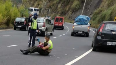 Polícia acalma criança após acidente e gesto torna-se viral - TVI