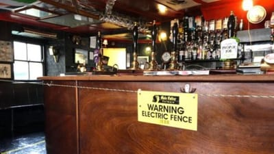 Bar instala cerca elétrica para afastar clientes do balcão - TVI