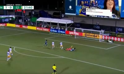 VÍDEO: perdeu a bola no ataque e depois fez autogolo no lado oposto - TVI