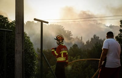 Distritos de Santarém e Faro em Alerta Vermelho para incêndios - TVI