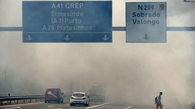 Quase 150 bombeiros combateram fogo que chegou a ameaçar fábrica em Valongo - TVI