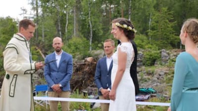 "O amor vence tudo". Casal nórdico casa-se em cerimónia na fronteira - TVI