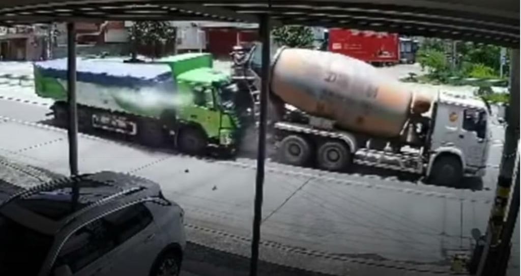 Carro fica emagando entre dois camiões (reprodução YouTube «CGTN»)