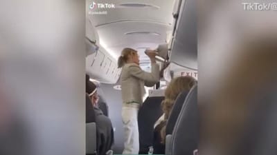 Passageiros batem palmas enquanto mulher é expulsa de avião por se recusar a usar máscara - TVI