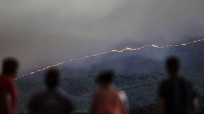 Mais de 700 operacionais combatem fogo que começou em Oleiros - TVI