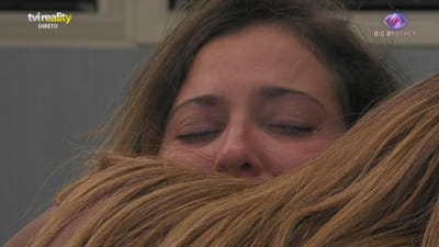 Ana Catharina chora abraçada a Soraia - Big Brother