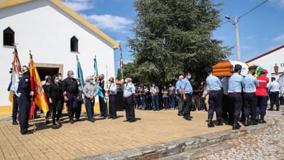 Cerca de mil pessoas no funeral do bombeiro de Proença-a-Nova - TVI