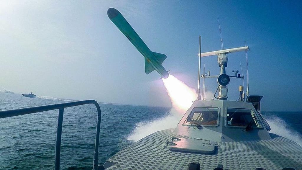Irão dispara míssil contra "falso porta-aviões"