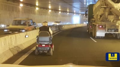 Homem atravessa túnel em cadeira de rodas e provoca o caos no trânsito - TVI