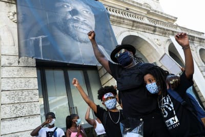 "Violência racista" em Portugal é notícia no jornal The Guardian - TVI
