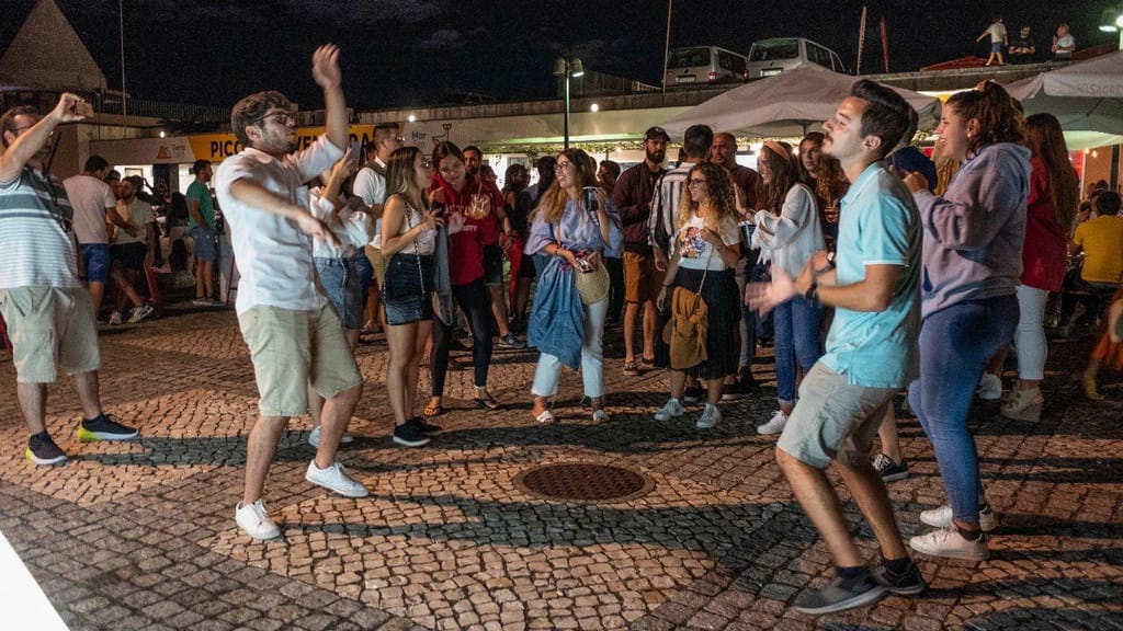 Covid-19: na noite de Ponta Delgada dança-se para contrariar a doença