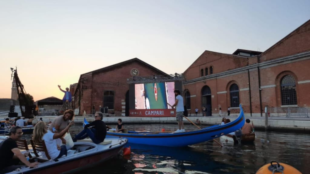 Barch-in: Veneza estreia cinema estilo drive-in em barcos