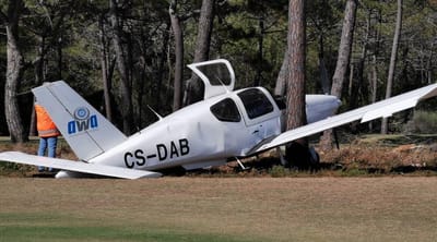 Aeronave aterra de emergência em campo de golf em Cascais - TVI