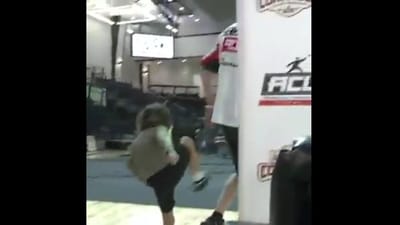 Criança de cinco anos ataca adversário do pai em evento de MMA - TVI