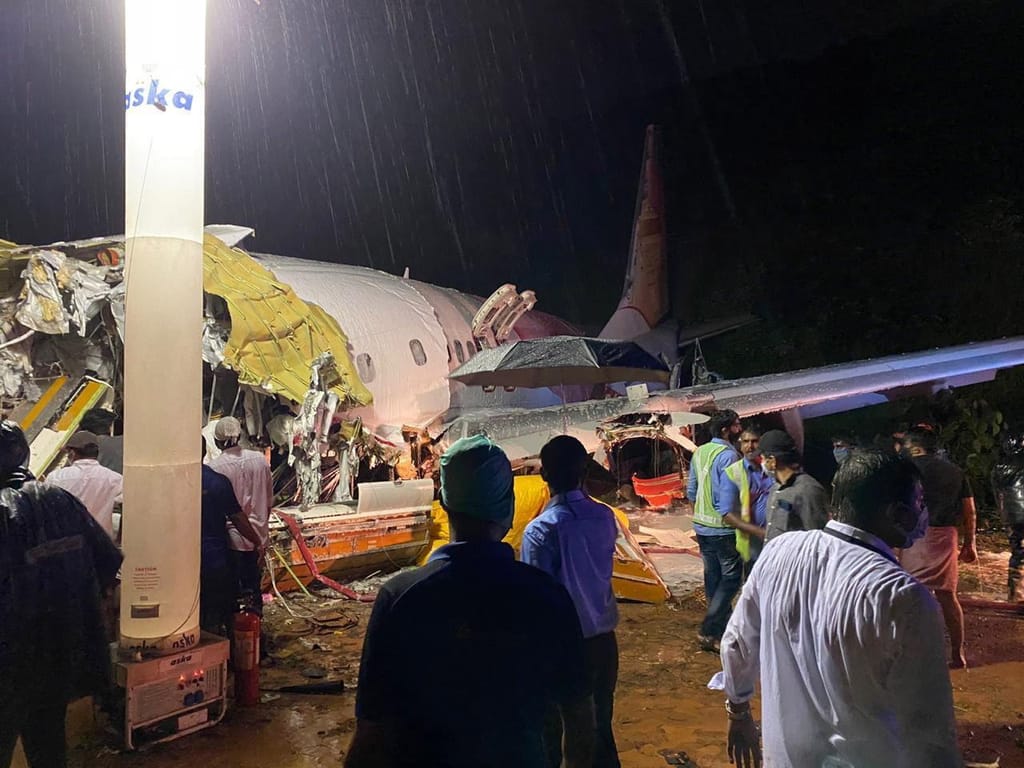 Avião parte-se em dois após aterragem na Índia