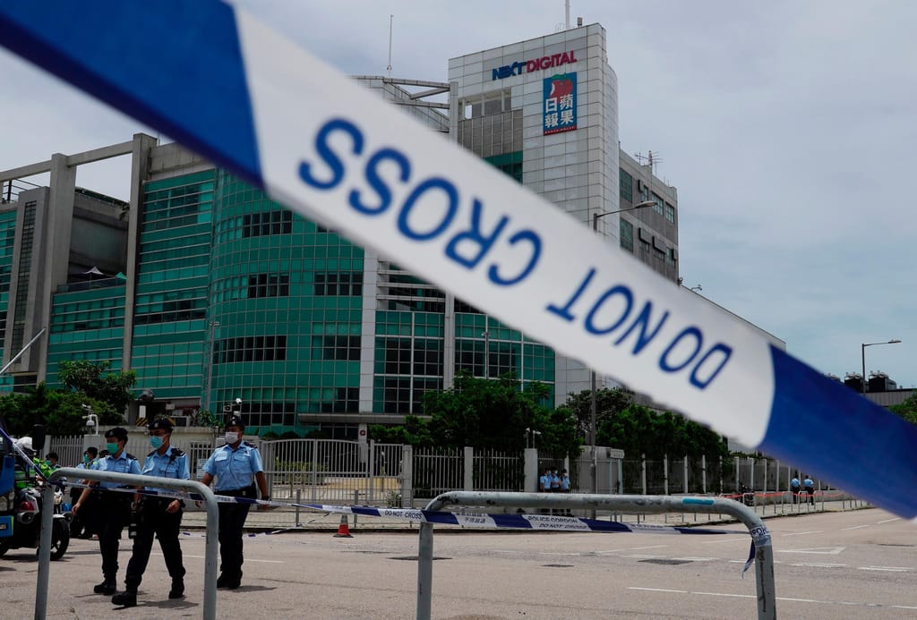 Polícia de Hong Kong faz buscas a jornal pró-democracia de empresário detido
