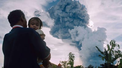 Vulcão indonésio Sinabung expele coluna de fumo e cinzas - TVI
