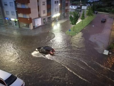 Chuva forte causa inundações de estradas e habitações no concelho de Chaves - TVI