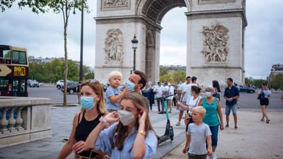 Alerta de bomba em Paris obriga à evacuação da área junto ao Arco de Triunfo - TVI