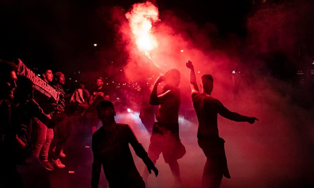 Adeptos do PSG festejam presença inédita na final da Liga dos Campeões (EPA/IAN LANGSDON)