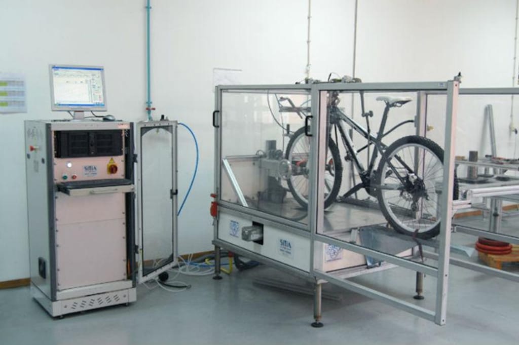 Bicicleta em laboratório de ensaios (imagem Abimota)