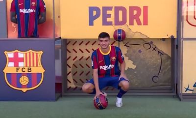 Pedri apresentado em Barcelona: «O meu ídolo é Iniesta» - TVI
