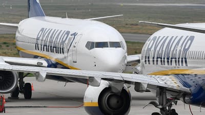 Covid-19: passageiro infetado retirado de avião da Ryanair minutos antes da descolagem - TVI