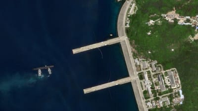 Imagens de satélite mostram submarino a utilizar aparente base militar subterrânea na China - TVI
