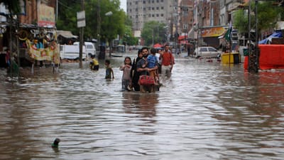 Três dias de chuva de monção matam 90 pessoas no Paquistão - TVI