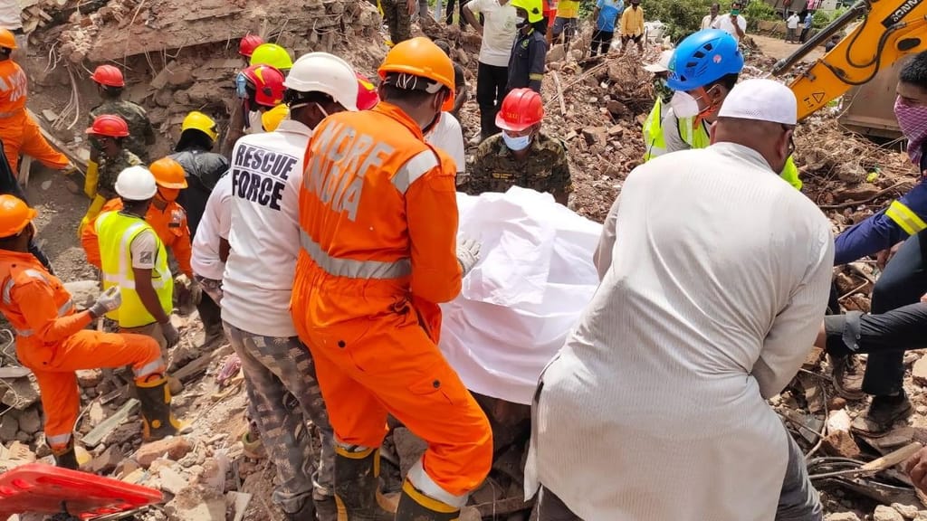 Prédio desaba na Índia e deixa cerca de 60 pessoas soterradas