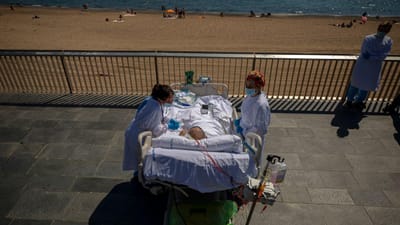 Covid-19: hospital espanhol leva doentes dos cuidados intensivos para terapia na praia - TVI